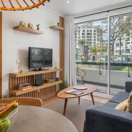 Two Towers By An Island Appartement