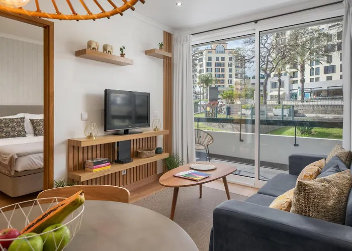 Two Towers By An Island Appartement