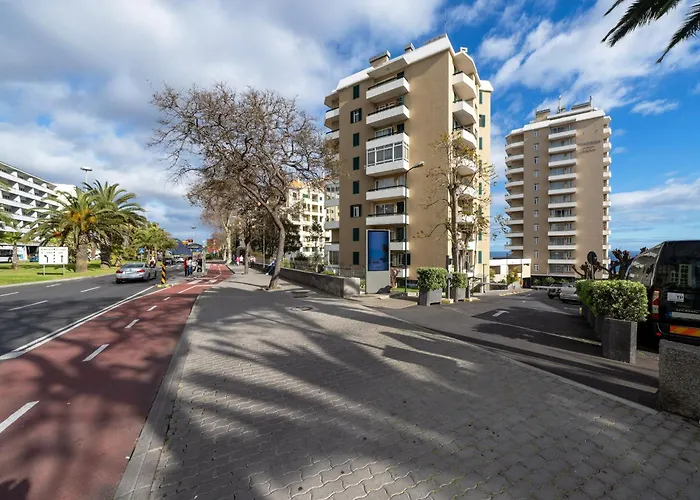 Two Towers By An Island Appartement *