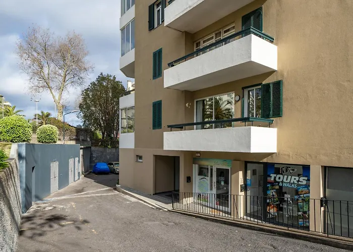 Two Towers By An Island Appartement